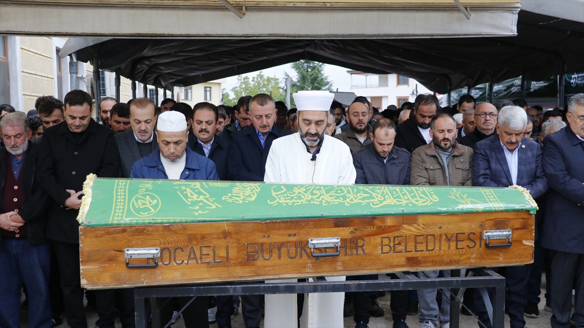 Eski muhtar Mustafa Kedikli (65), selde yaşamını yitirdiği Kocaeli\'de toprağa verildi