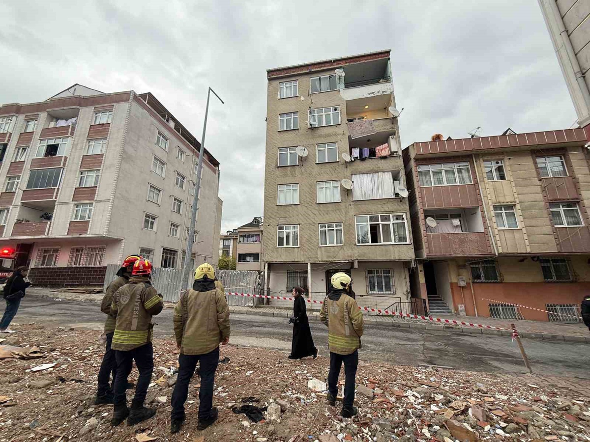Küçükçekmece\'de 14 daireli bina çatlama sesleri nedeniyle tahliye edilerek mühürlendi