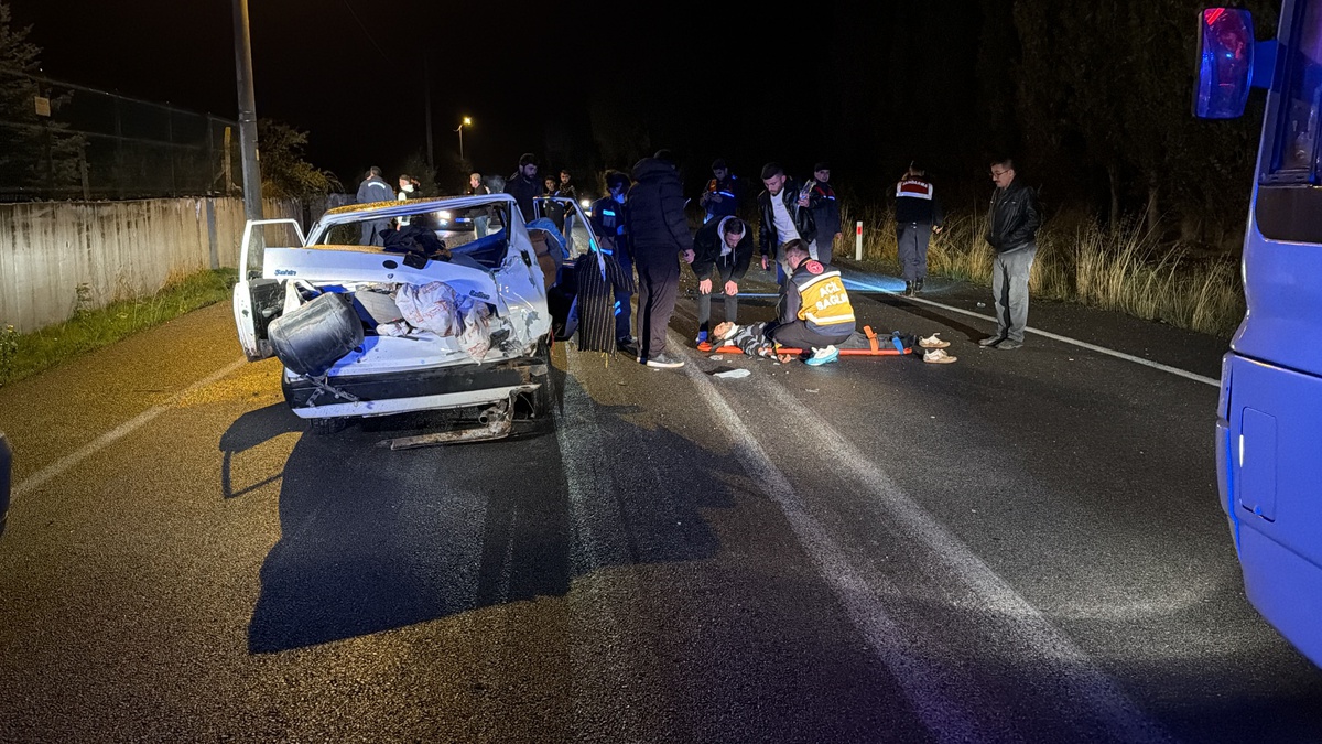 Kütahya Güveççi\'de savrulan otomobil takla attı, 4 yaralıdan biri ağır