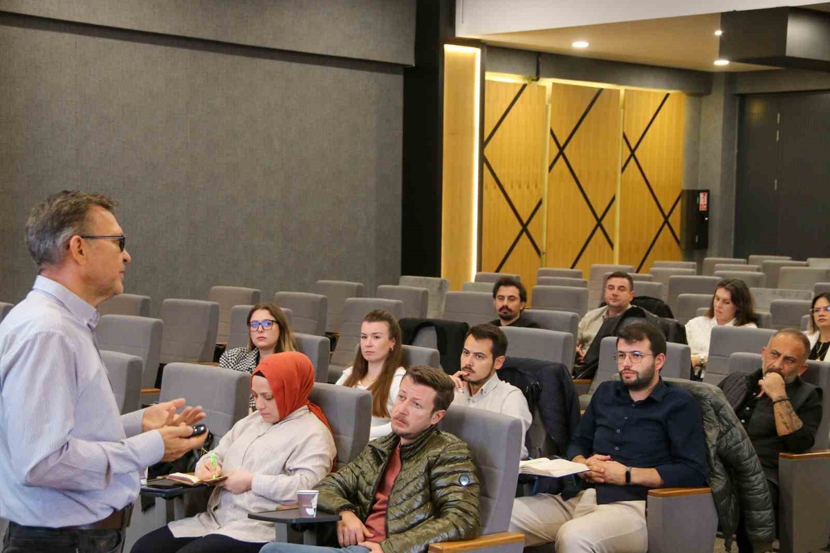 Avukat Ender Kızılray, Kütahya OSB\'de işverenlerin iş kazası sorumluluklarını anlattı