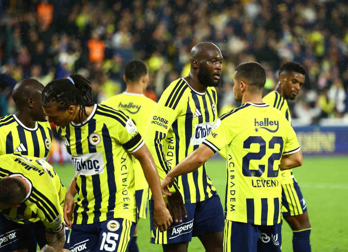 Lukaku, Fenerbahçe\'nin Alanyaspor maçında 40. dakikada sezonun ilk gol sevincini yaşadı