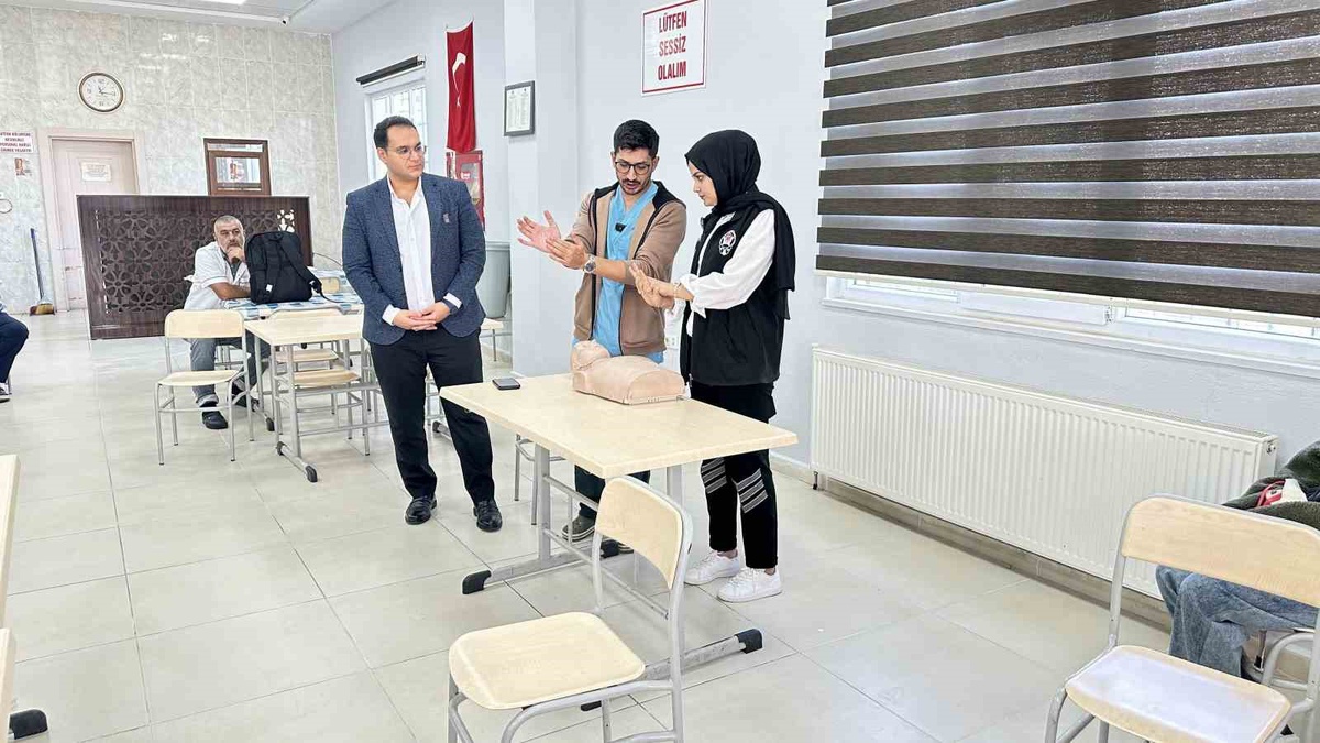 Mardin Midyat\'ta belediye yemekhanesinde Heimlich manevrası eğitimi verildi