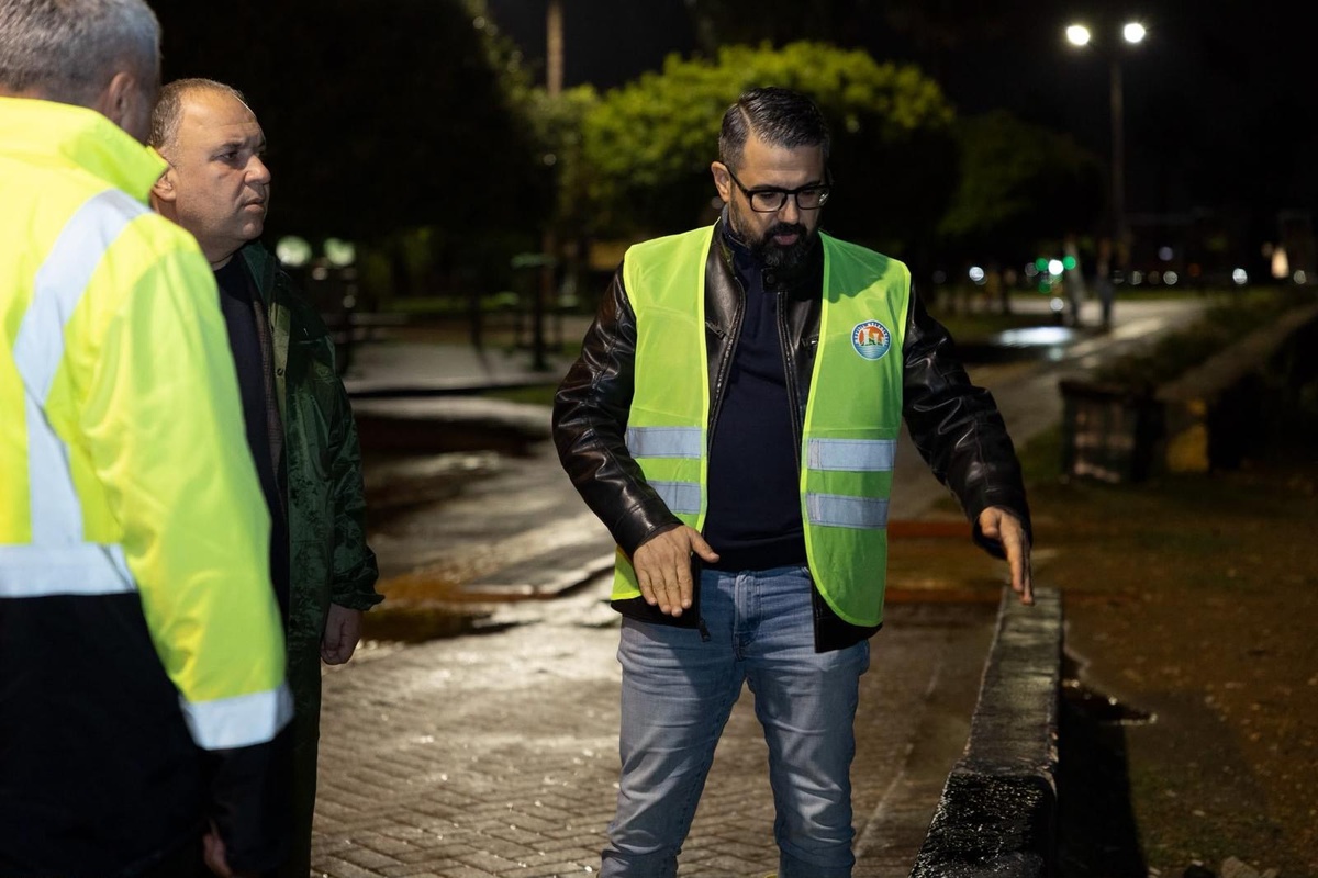 Mersin\'de sağanak sonrası su taşkınları oluştu, Mezitli ve Akdeniz ekipleri sahada