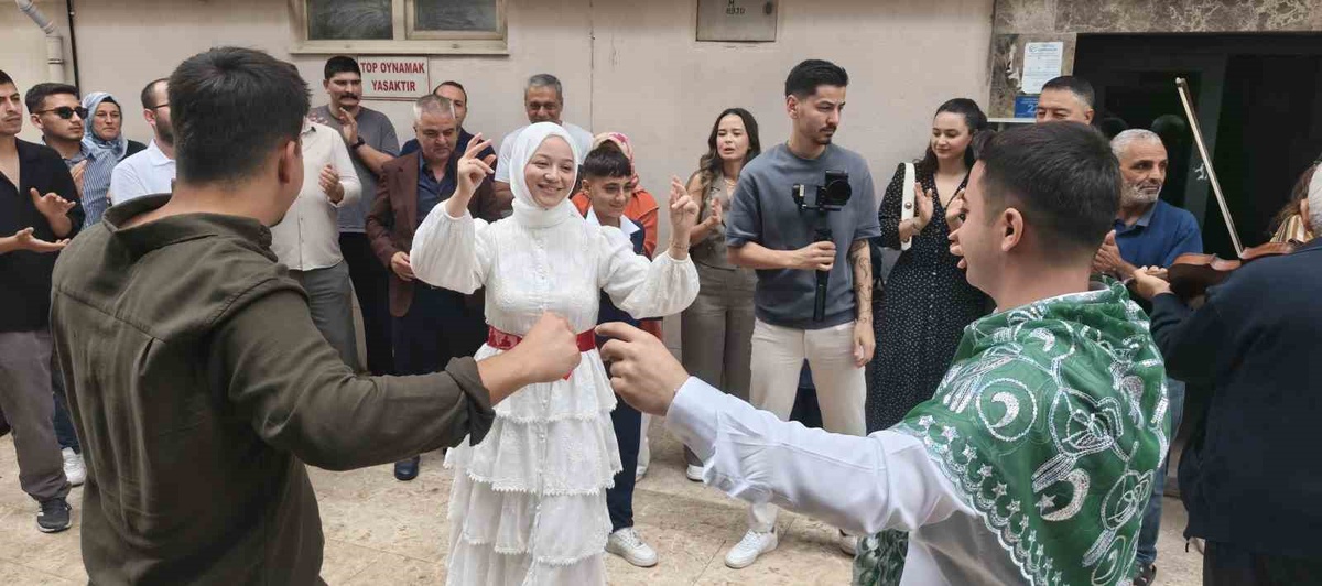 Mersin Silifke\'de inşaat mühendisi damat, 4. kattaki gelin evine vinç sepetiyle girdi
