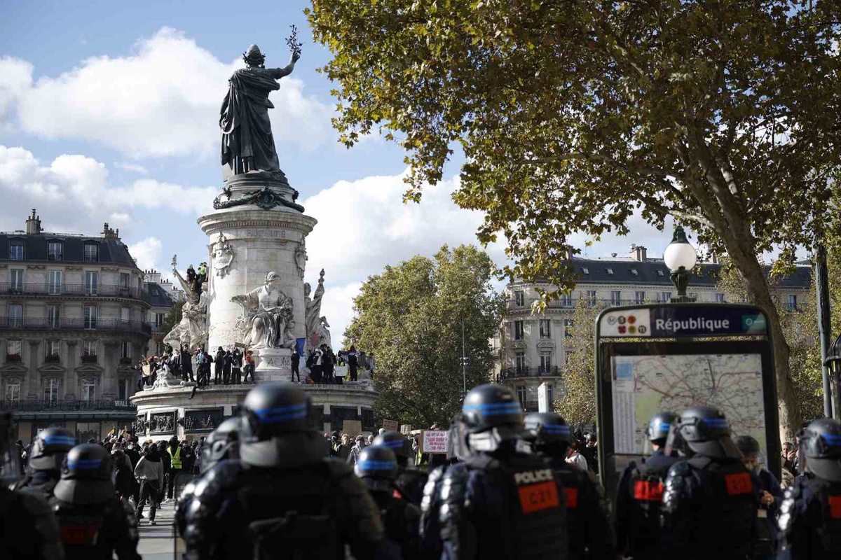 Paris\'te öğrenci eylemleri şiddetlendi, ülke genelinde 166 kişi gözaltına alındı