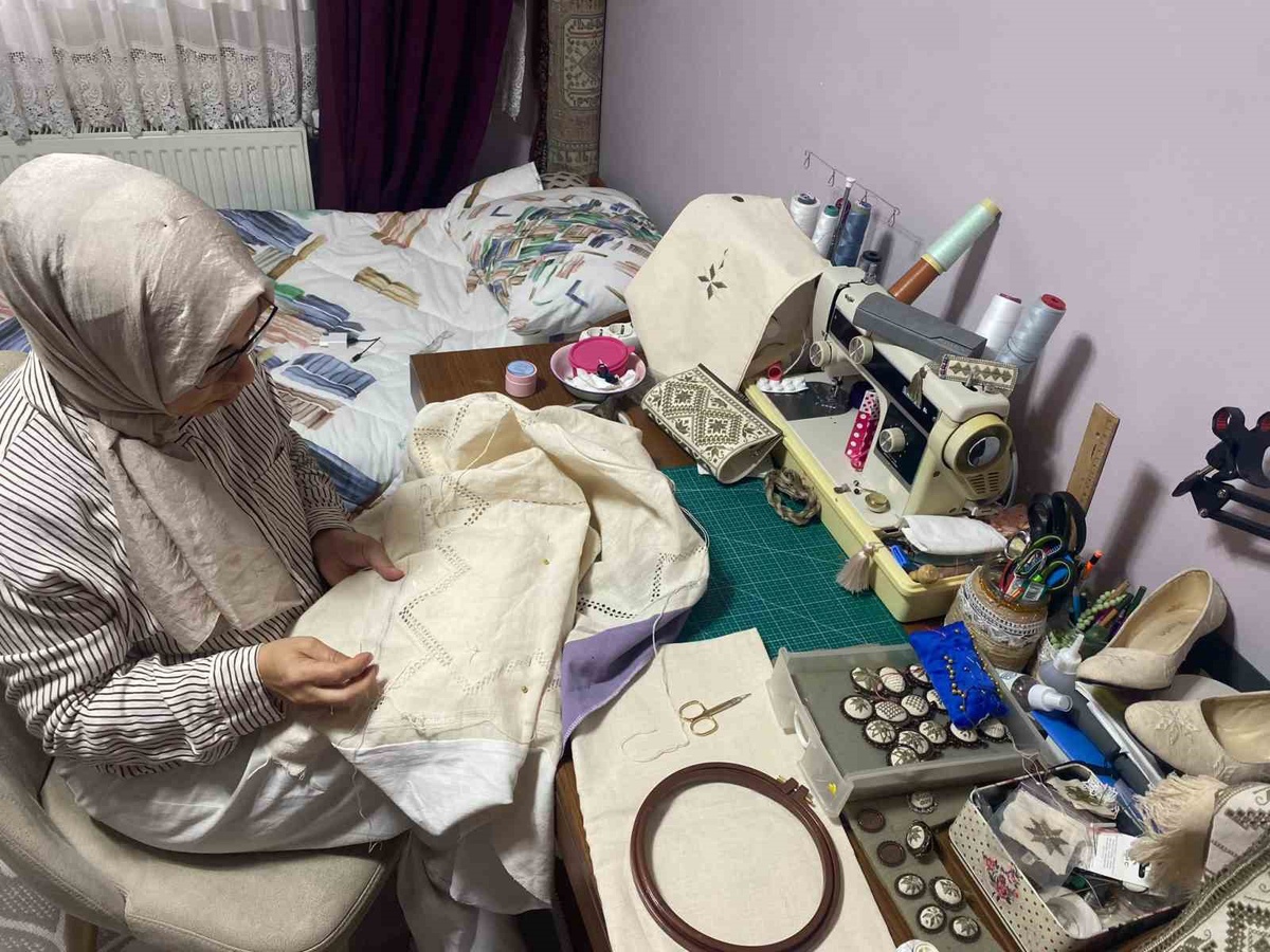 Pembe Kazan, UNESCO korumalı Lefkara nakışını çanta ve abajurda yaşatıyor