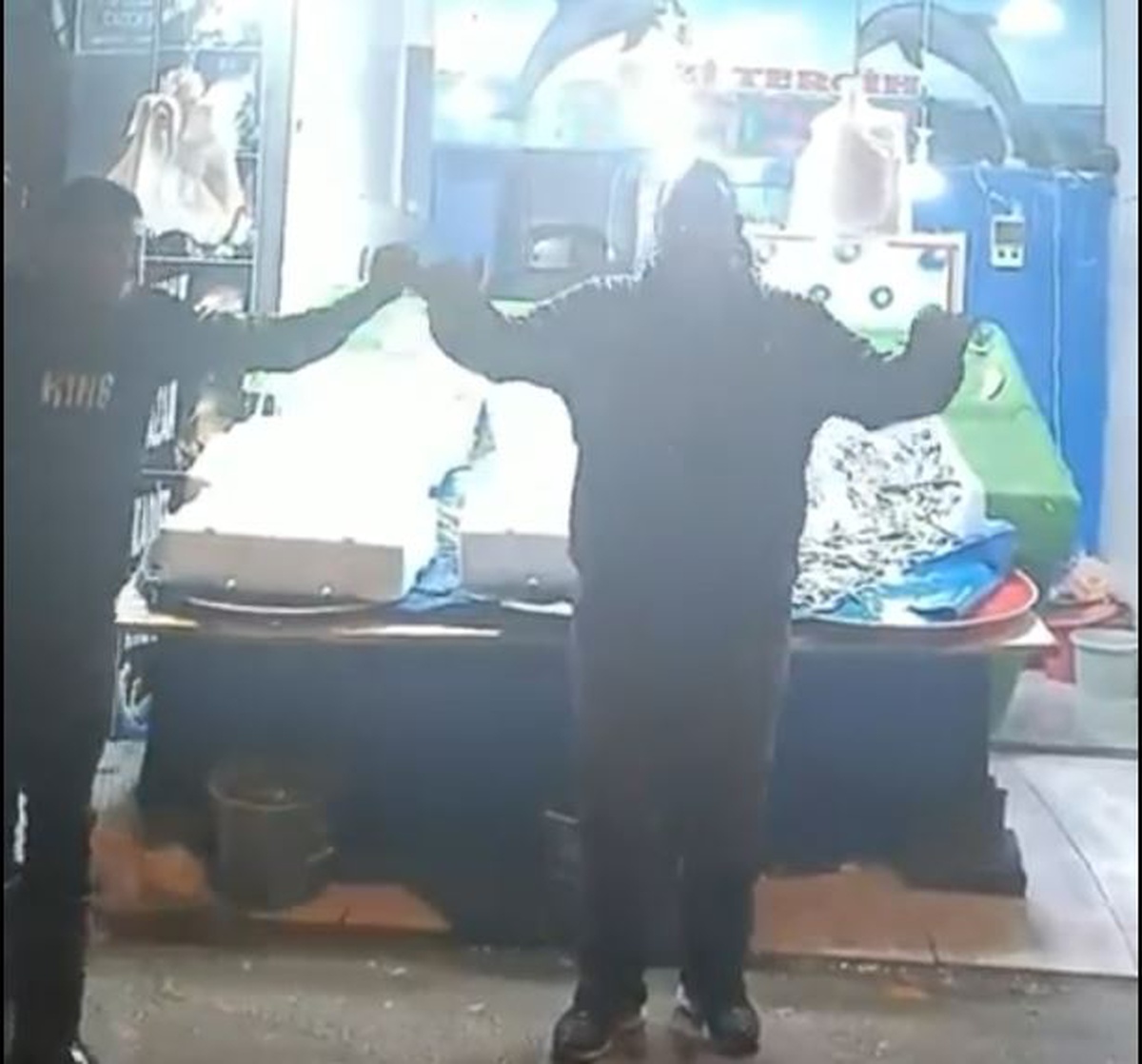 Polatlı\'da 500 kasa palamut satan balıkçı, çalışanlarıyla yağmur altında halay çekti