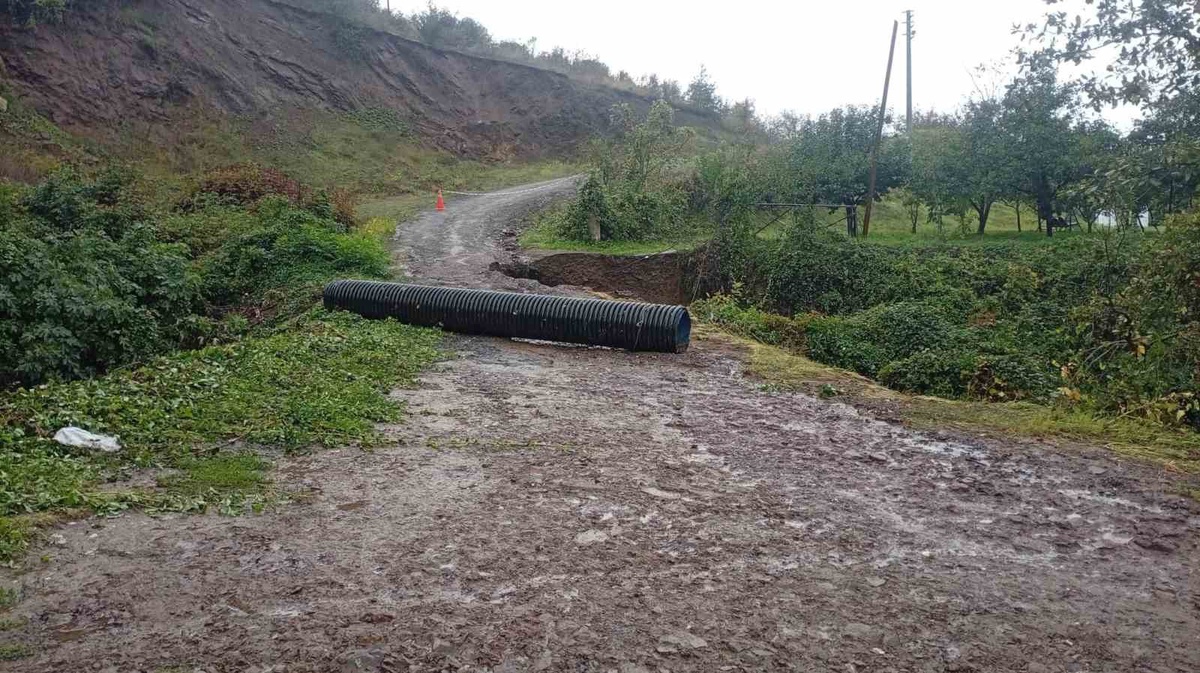 Sakarya Hendek\'te 3 gündür süren sağanakta tali yol çöktü, mahalleli barikat kurdu