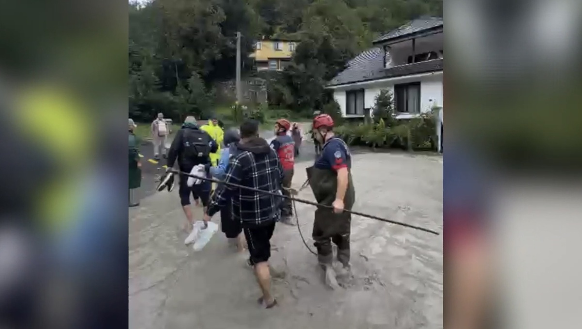 Sakarya\'da jandarma selde mahsur kalanları kurtardı, bebeği halatla tahliye etti