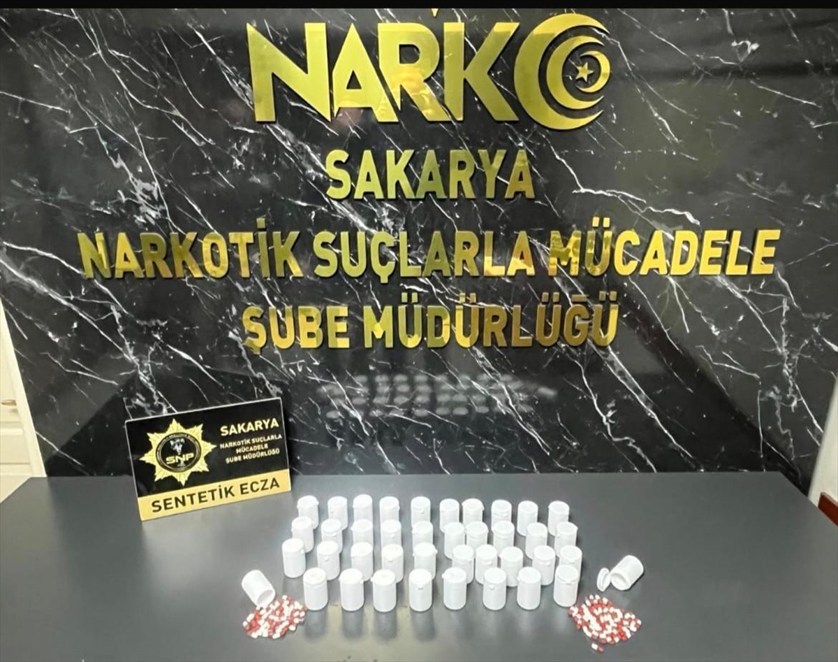 Sakarya\'da Sokaklar Güvende operasyonunda 3 şüpheli tutuklandı, 2 bin 310 hap bulundu