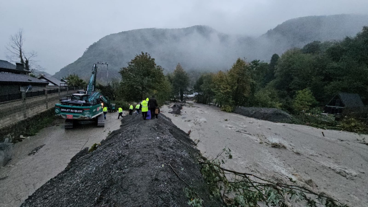 Sapanca\'da selde 2 köprü yıkıldı, Kaymakam Yazıcı bölgede inceleme yaptı