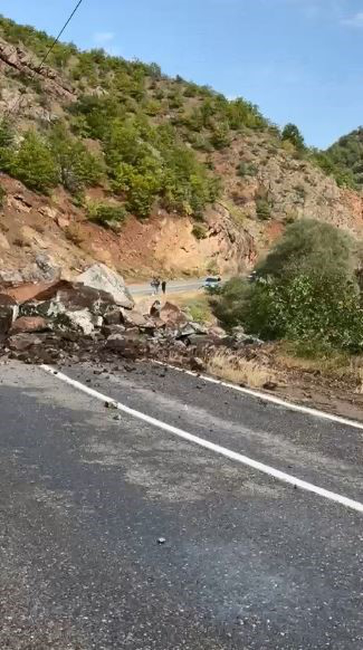 Artvin Şavşat\'ta heyelan Meydancık yolunu kapattı, araç geçmemesi faciayı önledi