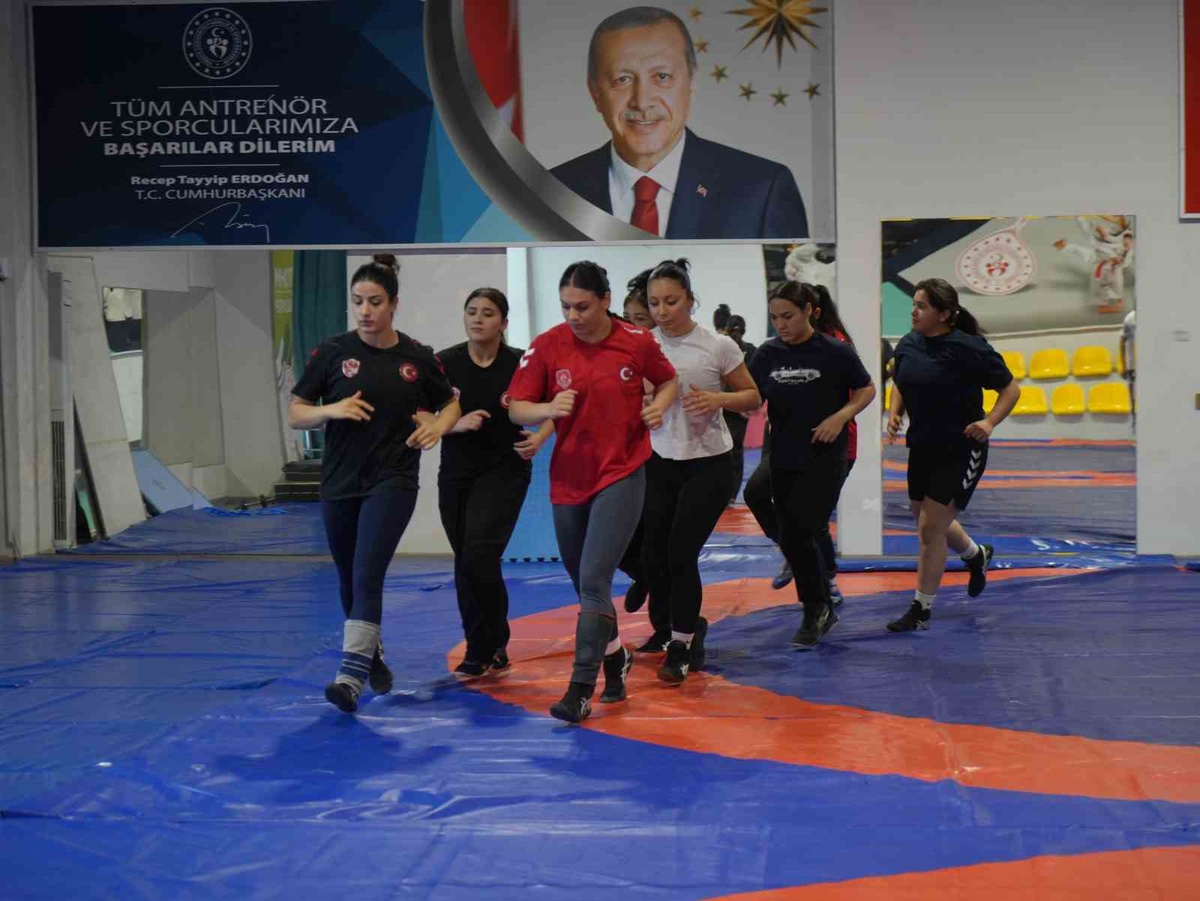 Sema Yüksel, babasının itirazına rağmen U20 62 kiloda Balkan şampiyonu oldu.