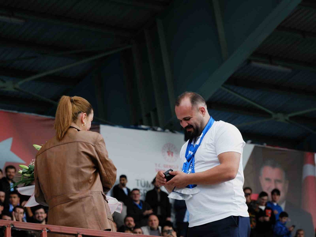 Dadaşlar Grubu lideri Serkan Cebanay, tribünlerde Buse Yıldırım\'a evlenme teklif etti