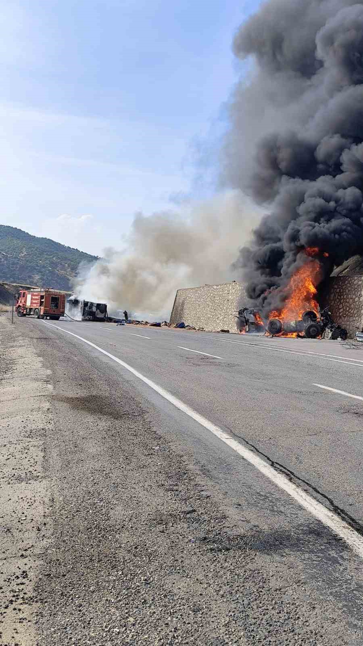 Siirt-Baykan karayolunda alev alan iki tır nedeniyle yol çift yönlü kapatıldı