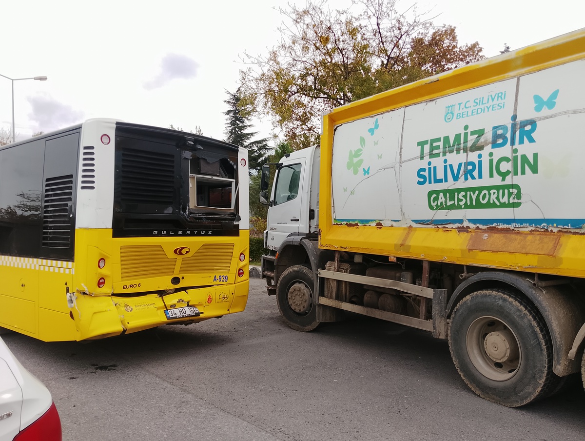 İETT otobüsü ile çöp kamyonu Silivri\'de çarpıştı, iki araçta hasar var, yaralanan yok