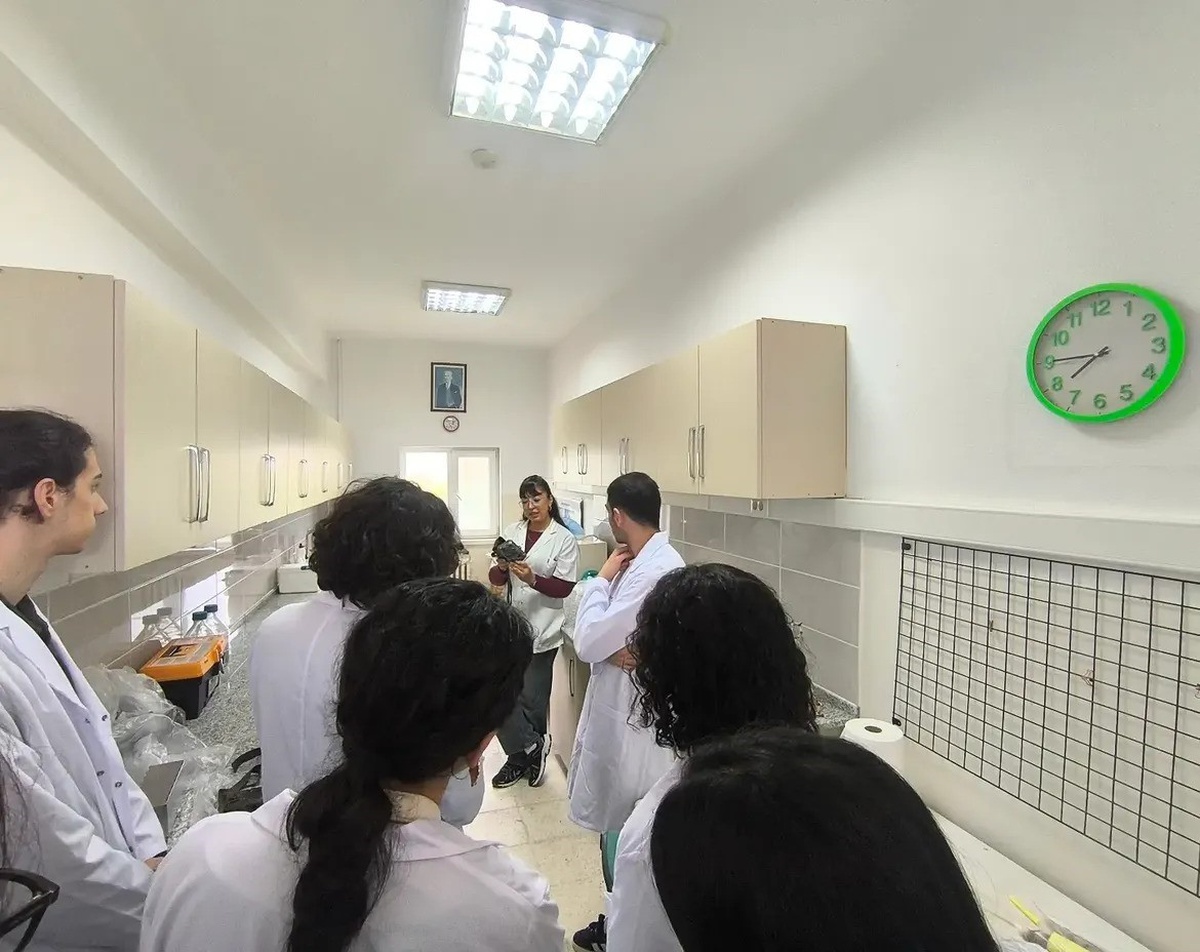 Sinop Üniversitesi Biyoloji Bölümü 1. sınıf öğrencileri laboratuvarları gezdi