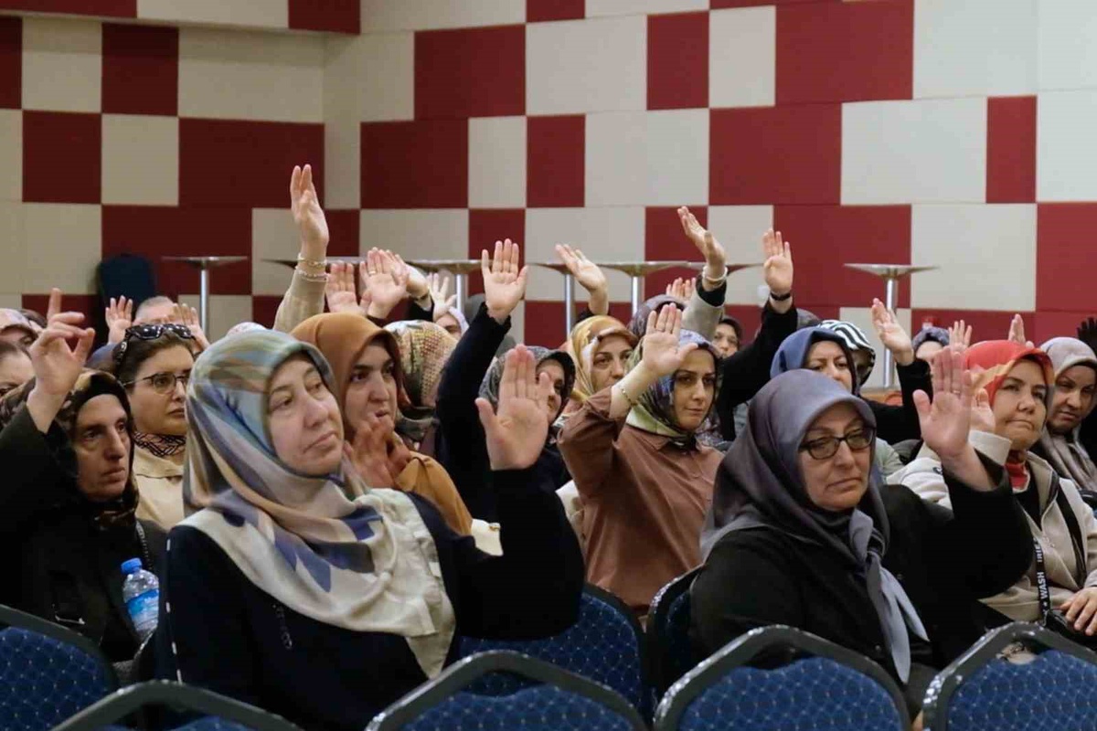 Sivas\'ta düzenlenen Aile Seminerleri\'nin ilk konuğu Doç. Dr. Nurgül Ergül oldu