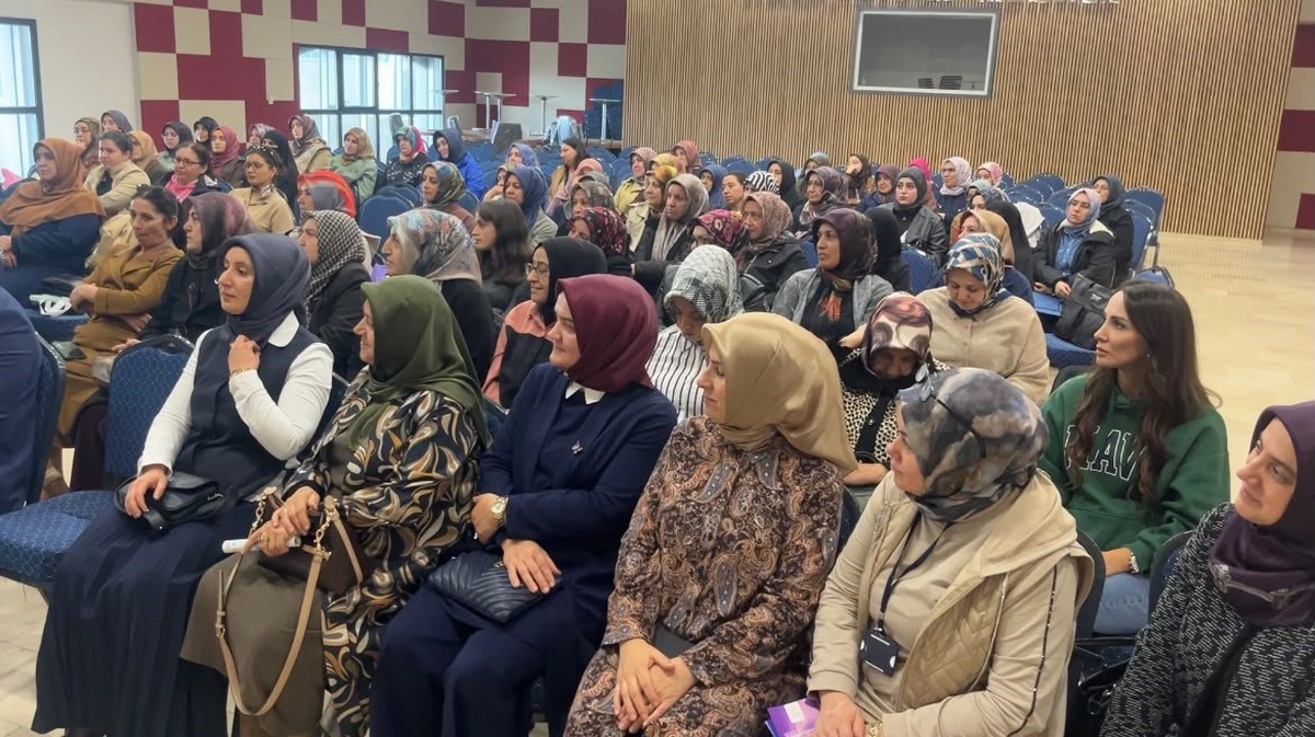 Sivas\'ta kursiyerlere rahim ağzı kanseri ve ücretsiz tarama semineri verildi