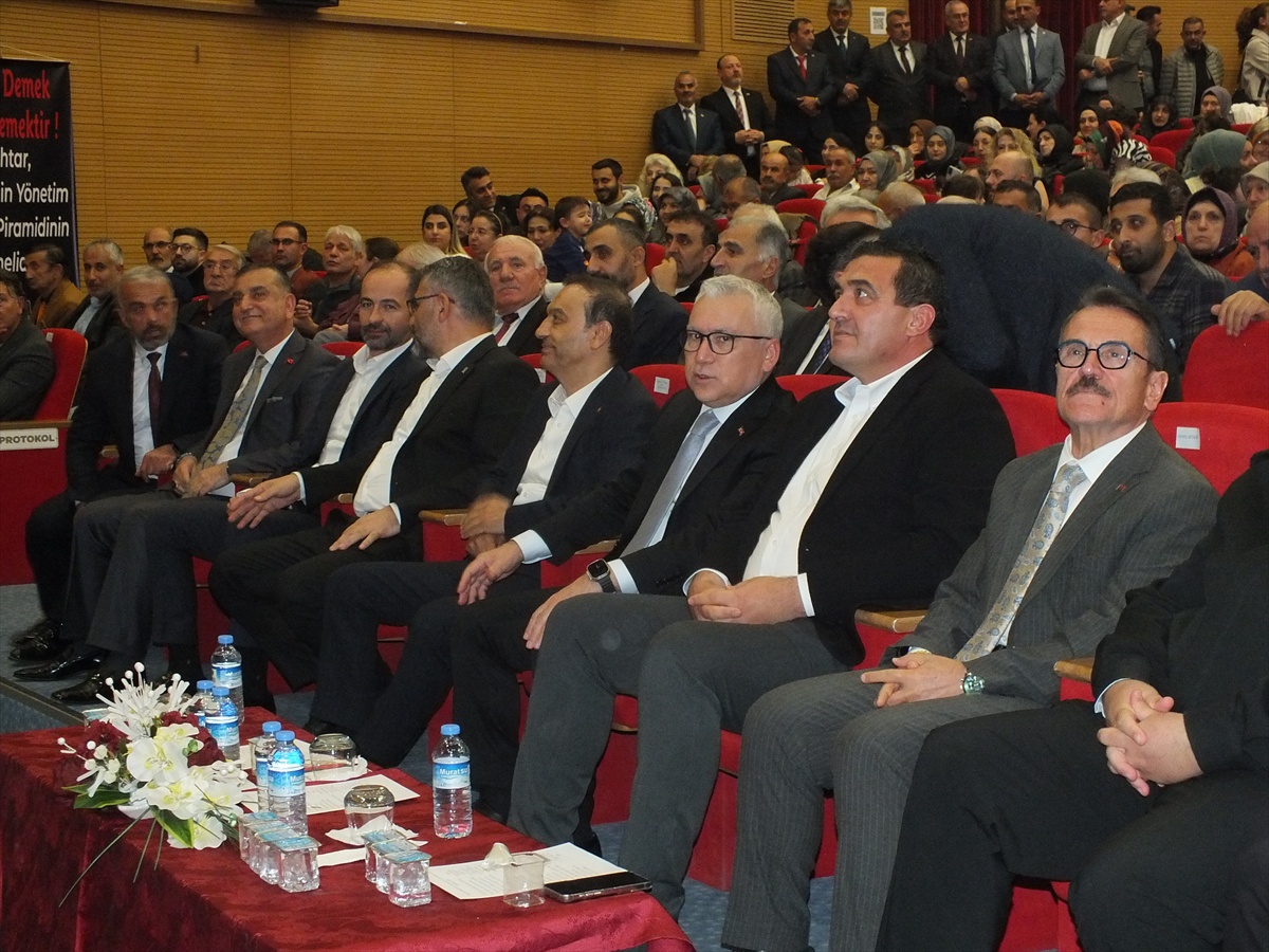 Sivas\'ta Muhtarlar Günü konserinde mahalle muhtarları türkü söyledi