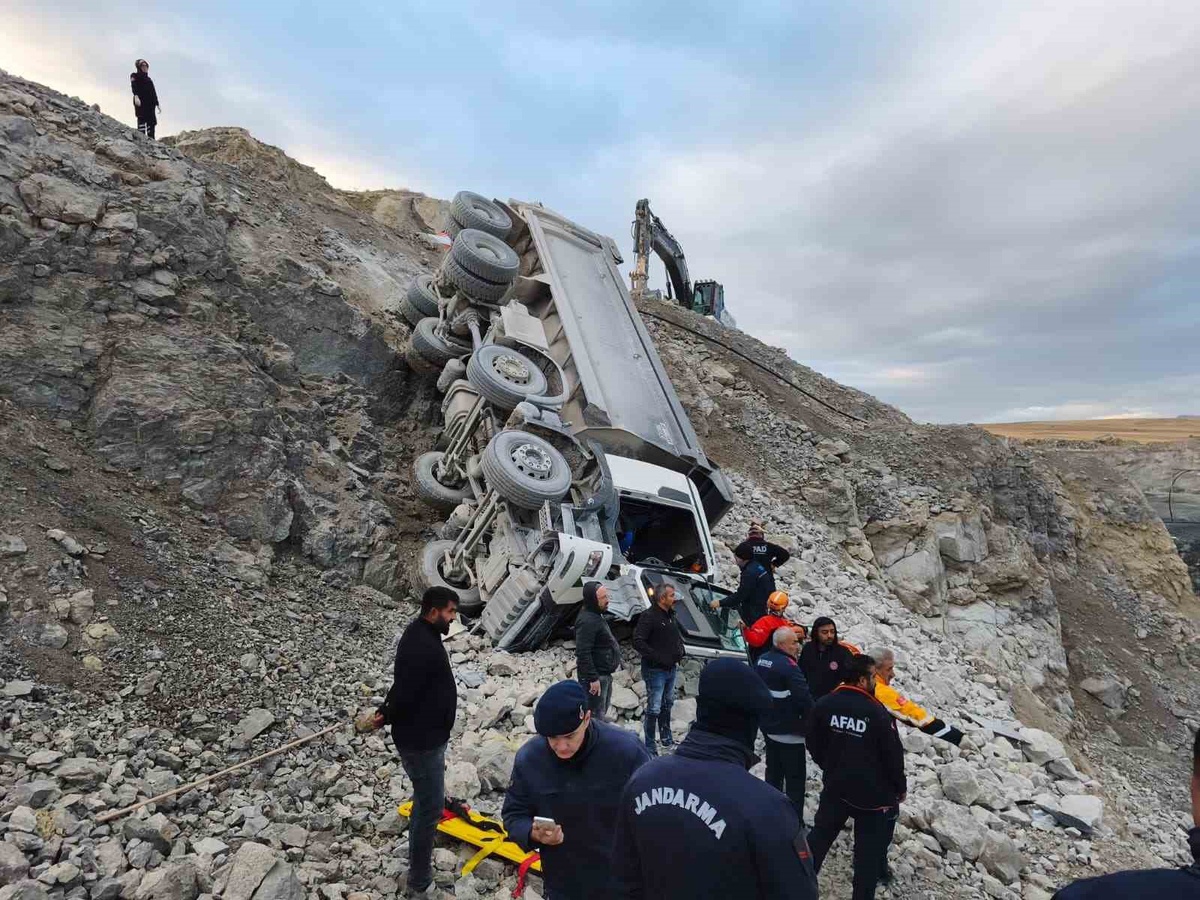 Sivas Ulaş\'ta taş ocağında devrilen kamyonun sürücüsü yaralandı