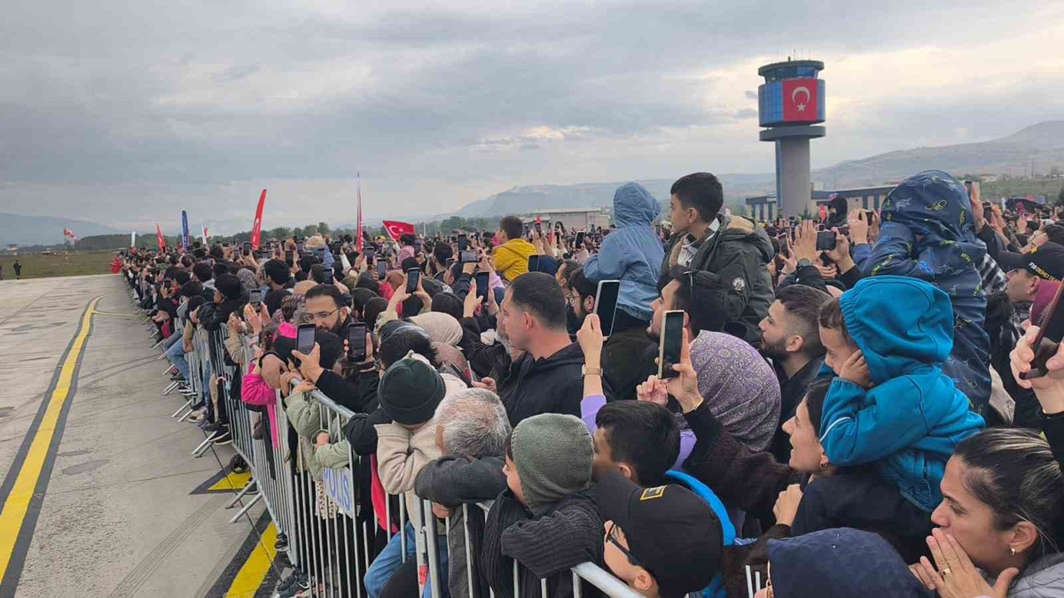 SOLOTÜRK\'ün Tokat Havalimanı\'ndaki gösteri uçuşu hava şartları nedeniyle kısa tutuldu