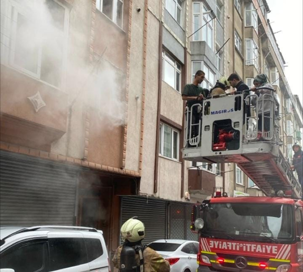 Sultangazi\'de 4 katlı binadaki yangında mahsur kalanlar merdivenle kurtarıldı