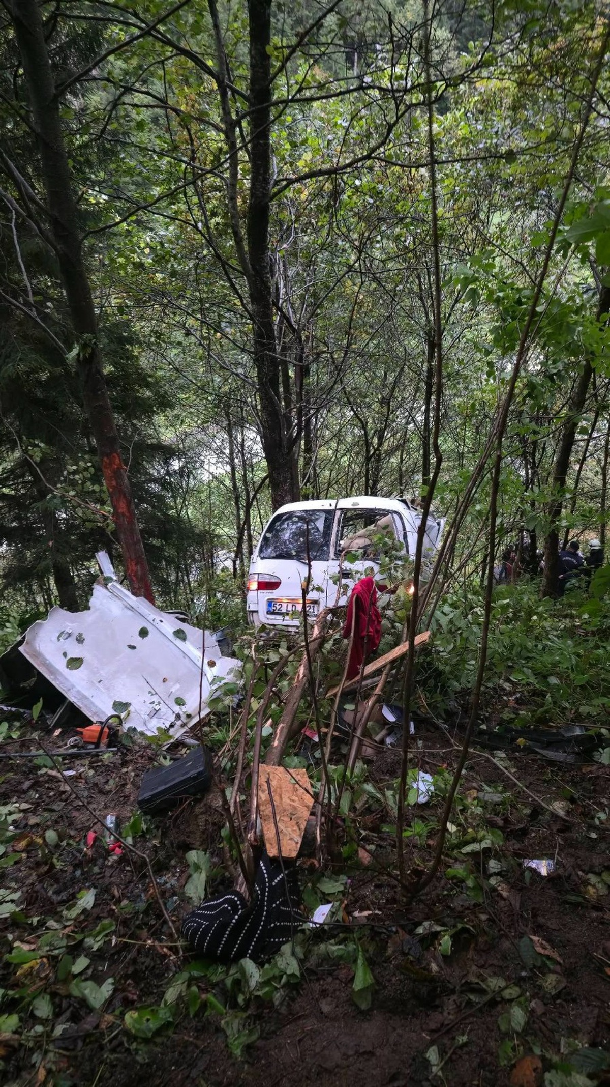 Trabzon Çaykara\'da 200 metrelik uçuruma yuvarlanan minibüsün sürücüsü Kaplan öldü
