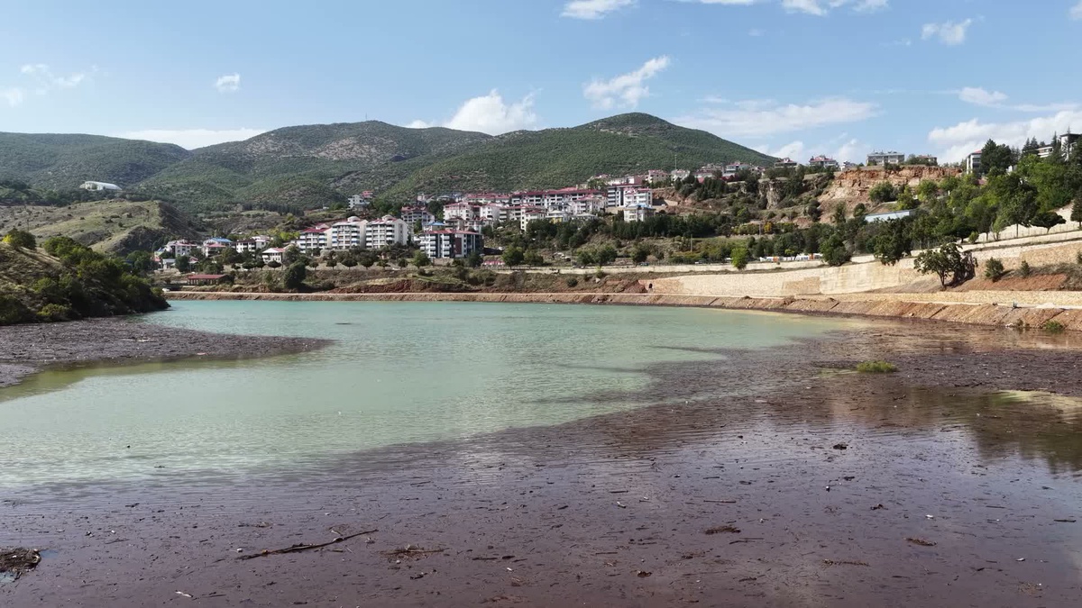 Tunceli\'de sağanak sonrası Munzur\'un taşıdığı kalıntılar baraj kıyısına doldu