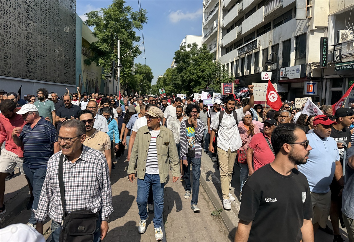 Tunus\'ta binlerce kişi, UGTT\'nin çağrısıyla Said karşıtı sloganlar atarak yürüdü