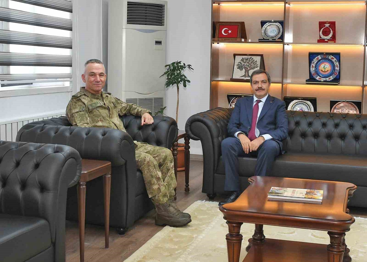 Rektör Bentli, 2. Ordu Komutanlığı\'na atanan Korgeneral Yaralı\'yı tebrik etti