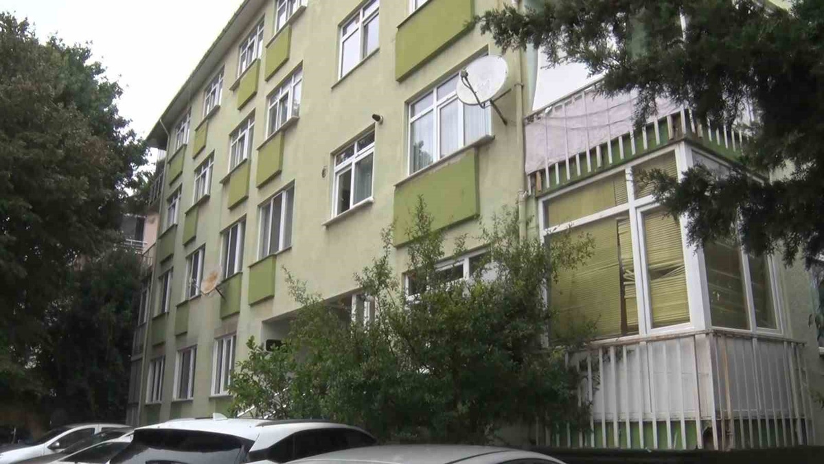 Üsküdar\'da rögar patlaması bodrum katını pis suyla doldurdu, sakinler yardım bekliyor