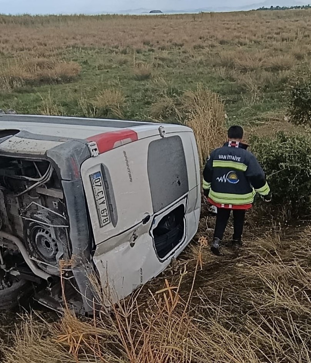Van Gevaş\'ta minibüs devrilince 6 kişi hafif yaralandı, inceleme başlatıldı