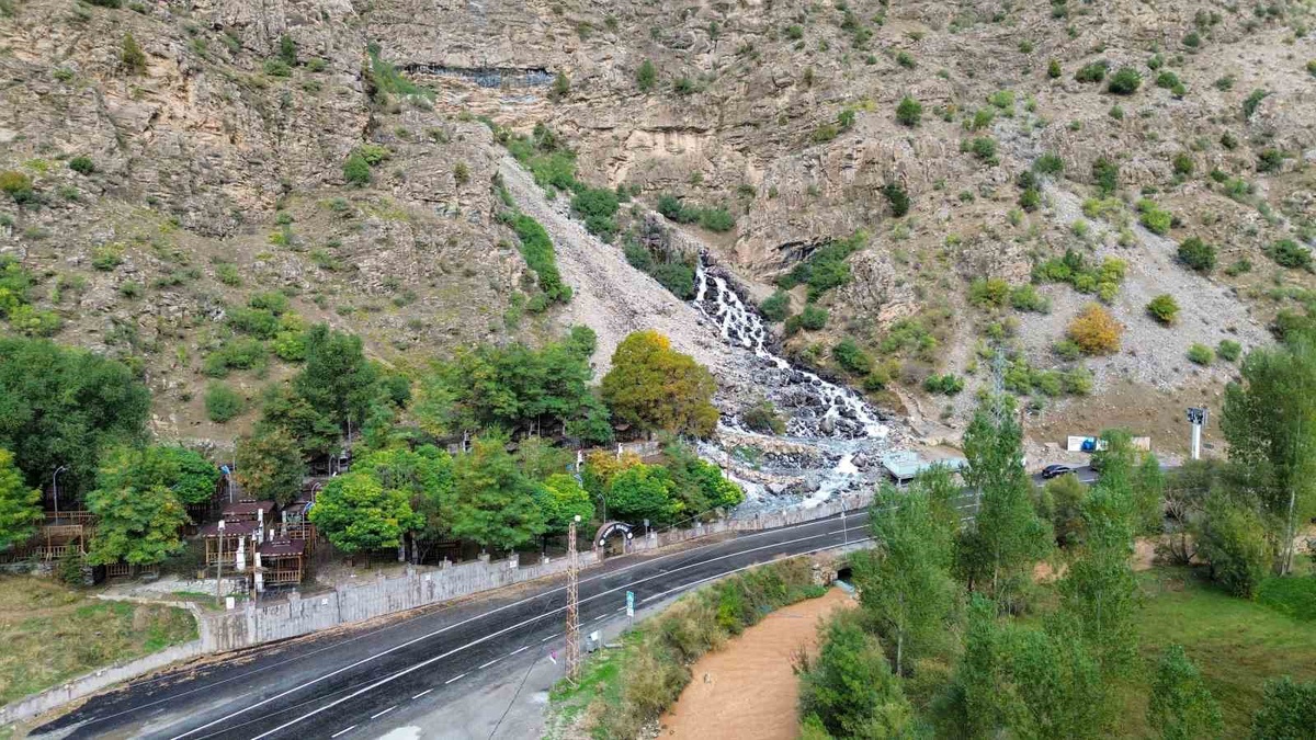Van Çatak\'ta yazın kuruyan Kanispi Şelalesi, son yağışlarla yeniden canlandı