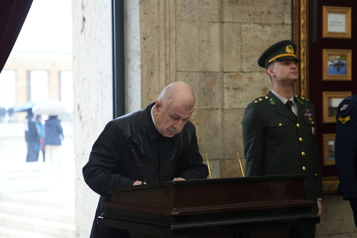 Zafer Partisi Genel Başkanı Özdağ, Anıtkabir defterine gençliğe emanet mesajı yazdı