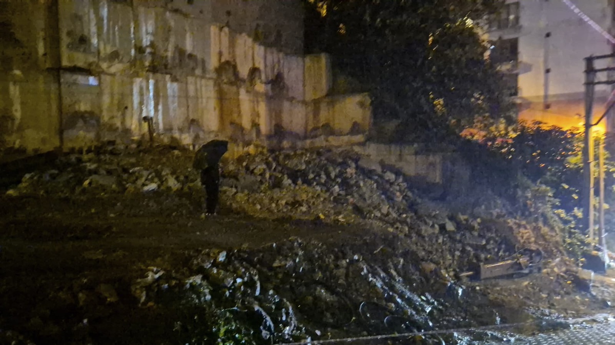 Zonguldak\'ta sağanak sonrası 2 katlı evin duvarı çöktü, bazı evler tahliye edilecek