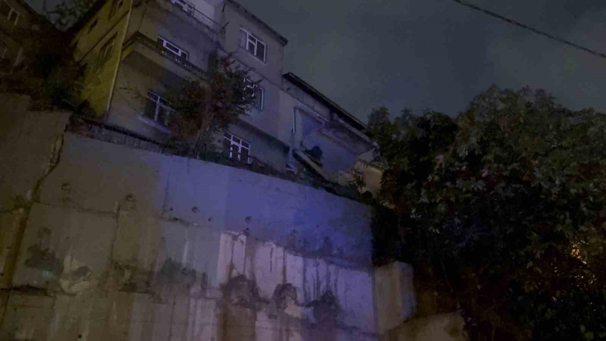 Zonguldak\'ta kullanılmayan binanın istinat duvarında çatlak, içinde kısmi göçük var