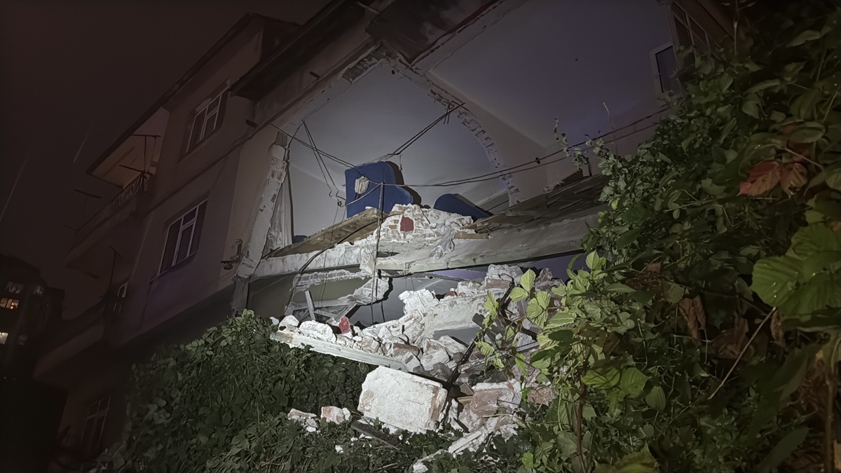 Zonguldak Meşrutiyet\'te metruk binanın bir bölümü çöktü, istinat duvarında çatlak var