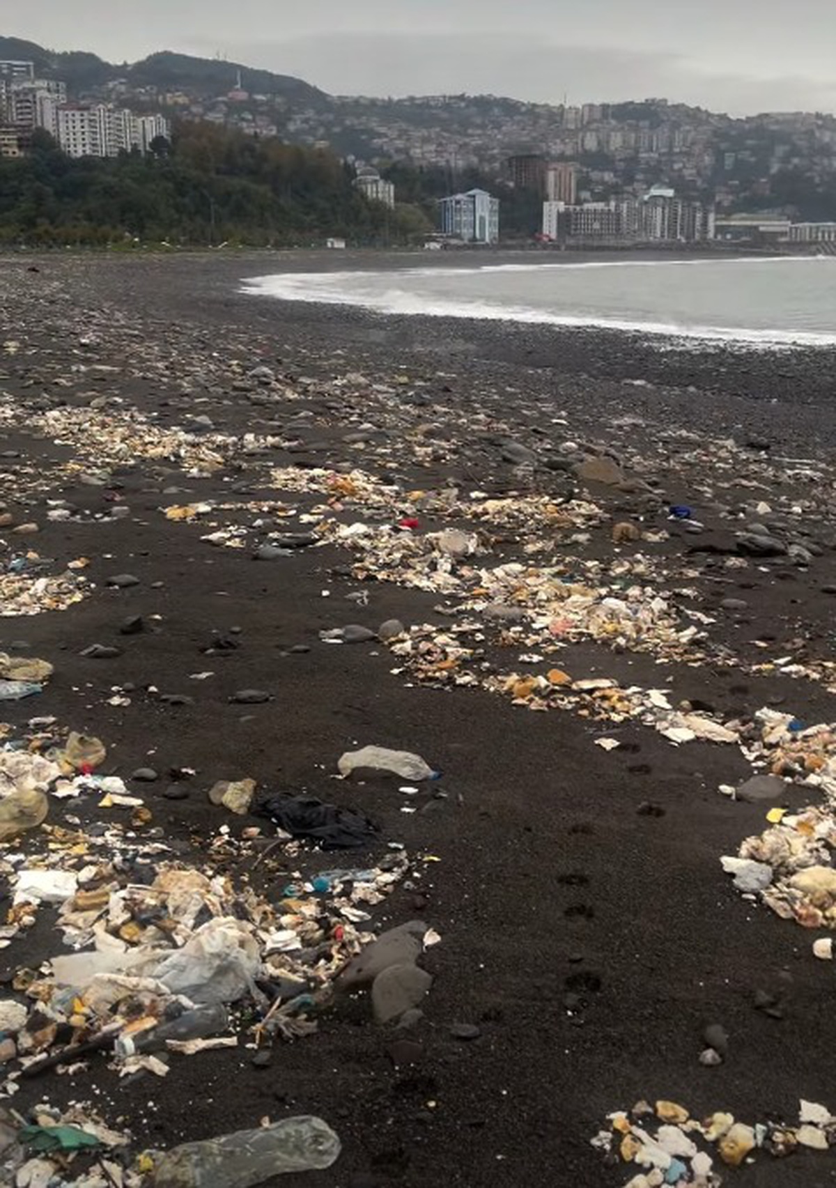 Zonguldak\'ın Kozlu Sahili\'nde iki günlük sağanak sonrası çöp yığınları oluştu