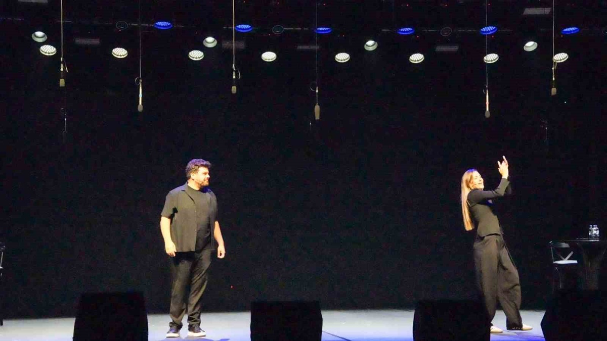 Gençler arası tiyatro finalinde Antalya\'da 10 bin kişilik salon tamamen doldu