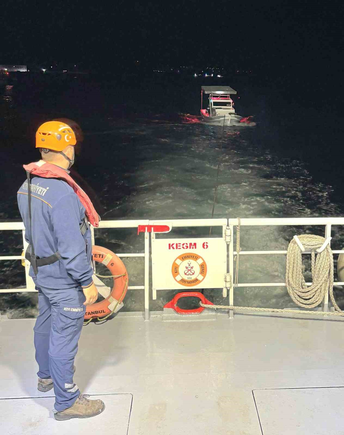 Çanakkale Köprüsü önünde sürüklenen tekne Lapseki\'ye yanaştırıldı, 2 kişi kurtarıldı