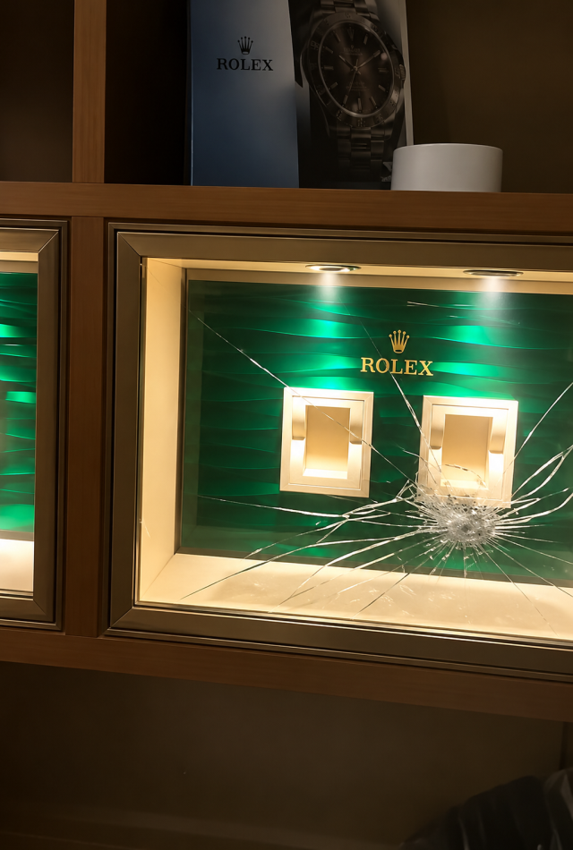 Görüntü Fransa'dan! Rolex ve Louis Vuitton mağazaları yağmalandı