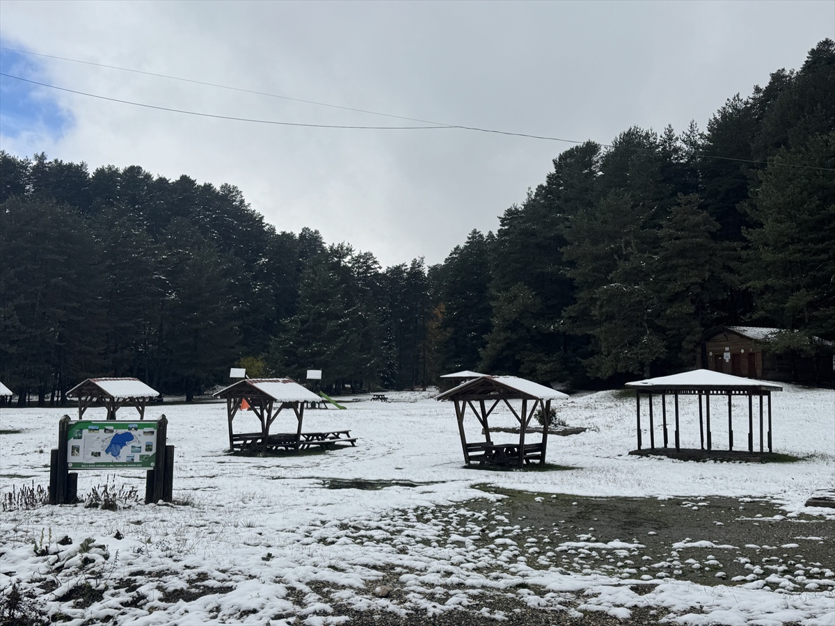 Bolu\'ya yaklaşık 35 km uzaklıktaki Abant Gölü\'nde sağanak gece yerini kara bıraktı