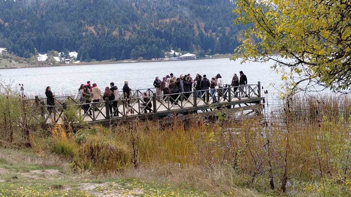 Abant Gölü Milli Parkı\'nda sonbahar ve kış bir arada, yüzlerce ziyaretçi akın etti