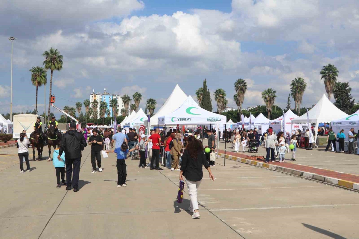 Adana\'da 2. Yeşilay Bağımsız Aile Festivali Şakirpaşa Havalimanı\'nda düzenlendi