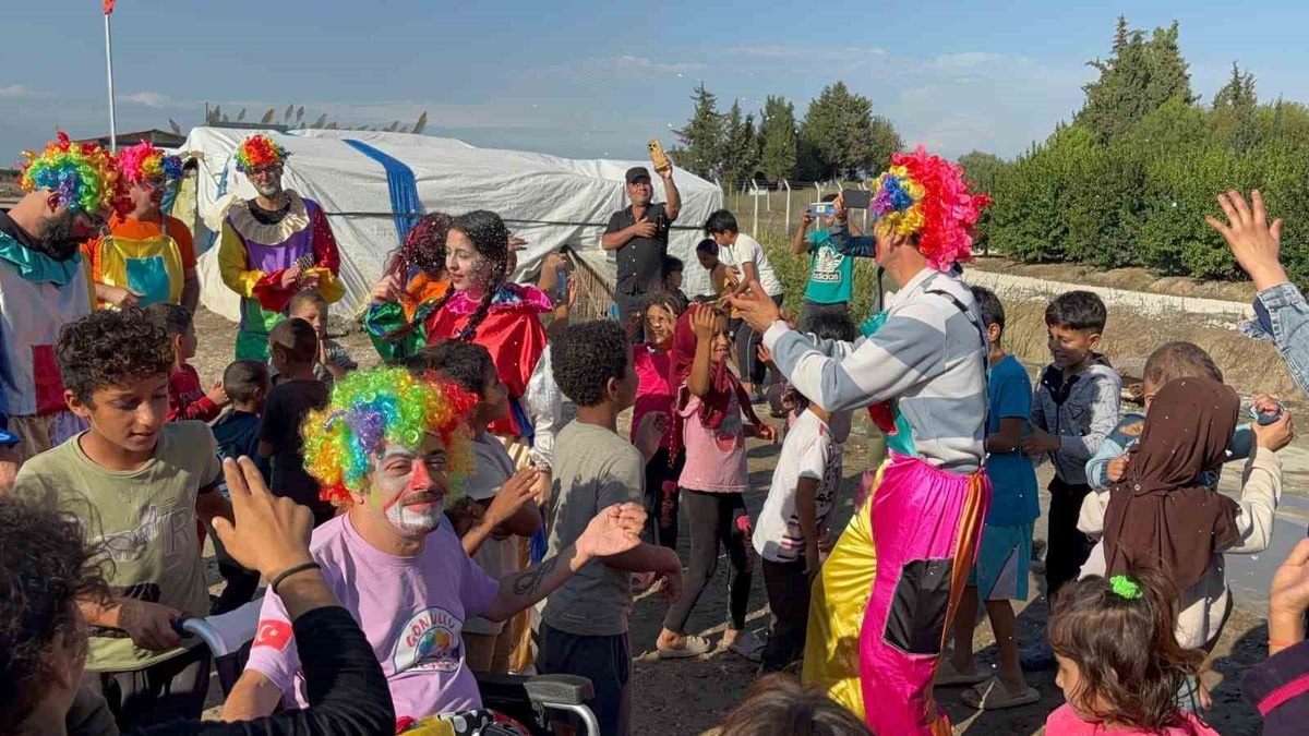Adana Yüreğir\'de mevsimlik işçi çocuklarına palyaçolar moral etkinliği düzenledi