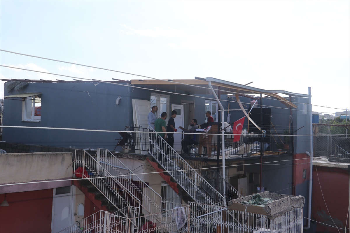 Adana\'da rüzgarda uçan çatıyı deprem sanan Davut Şahin, tadilat için yardım istedi