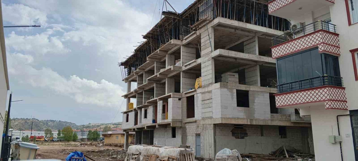 Adıyaman\'da 3. kattan beton zemine düşen işçi ağır yaralanarak hastaneye kaldırıldı