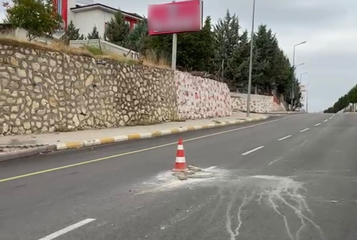 Adıyaman\'da uyarı için bırakılan taşa çarpan motosiklet devrildi, 1 kişi yaralandı