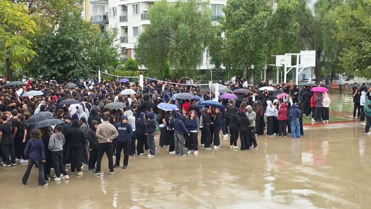 AFAD Aydın, Efeler\'deki lisede afet eğitimi sonrası tahliye tatbikatı yaptı